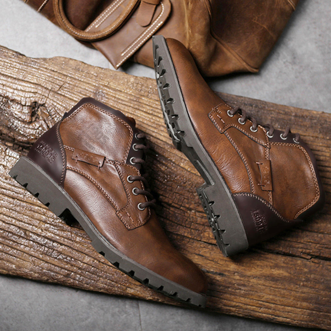 Botte homme robuste en cuir marron, vue de côté, alliant confort, style urbain et adhérence antidérapante.