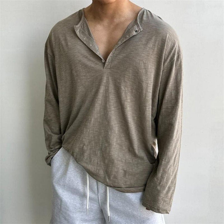 Chemise homme essentielle, boutonnée, pour un confort décontracté. Idéale pour un look élégant et polyvalent printemps/automne.
