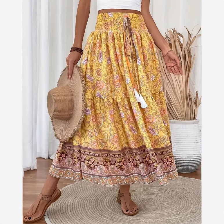 Confortable jupe longue florale pour femme. Style bohème décontracté avec superpositions. Idéale pour l'été.
