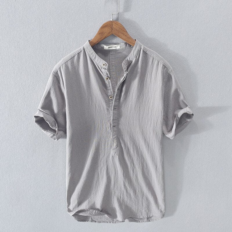 Chemise homme chic avec col mandarin, coupe relax. Vêtement léger pour un confort estival quotidien.