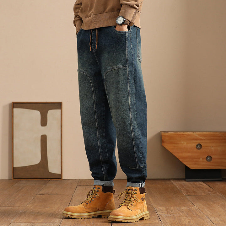 Pantalon large bleu pour homme, style urbain décontracté, coupe moderne et confortable.