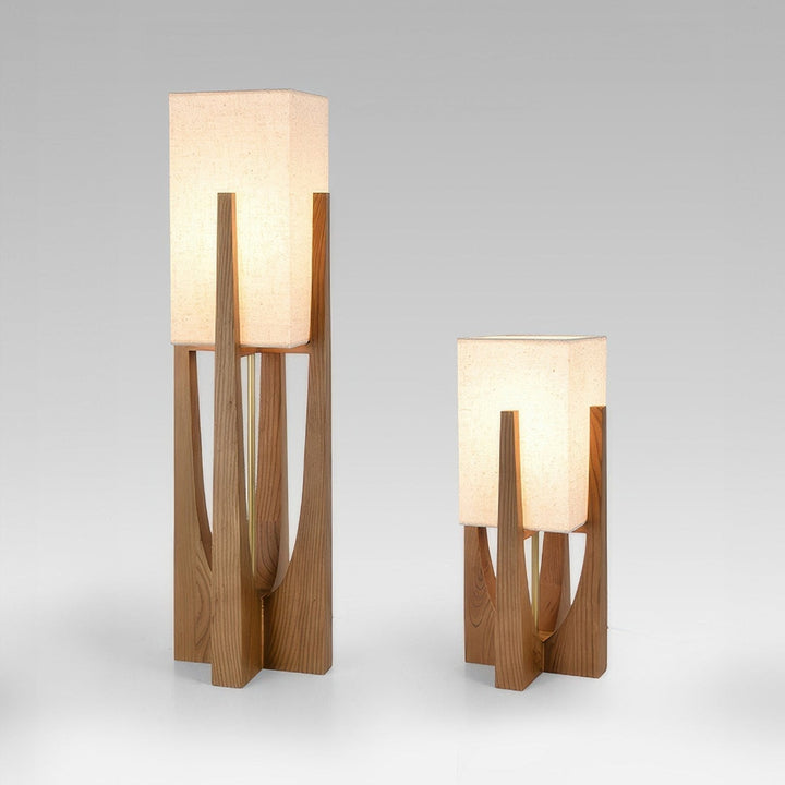 Lampe à poser japonaise en bois naturel et tissu, idéale pour un éclairage d'appoint chaleureux dans le salon.