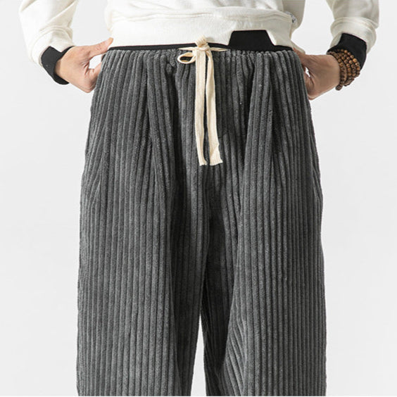 Pantalon homme élégant et polyvalent, style urbain chic pour toutes occasions, très confortable.