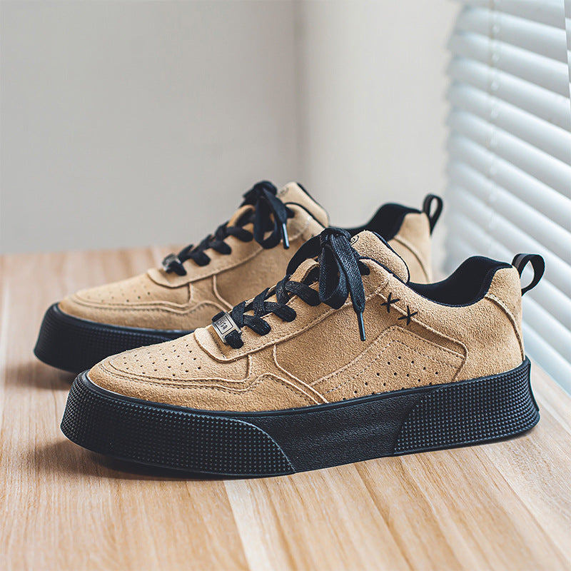 Paire de baskets hommes robustes et confortables, avec semelle épaisse pour un style décontracté et moderne.