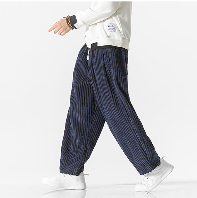 Pantalon gris homme, décontracté et chic, parfait pour un style urbain moderne et confortable.