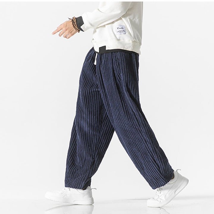 Pantalon gris homme, décontracté et chic, parfait pour un style urbain moderne et confortable.