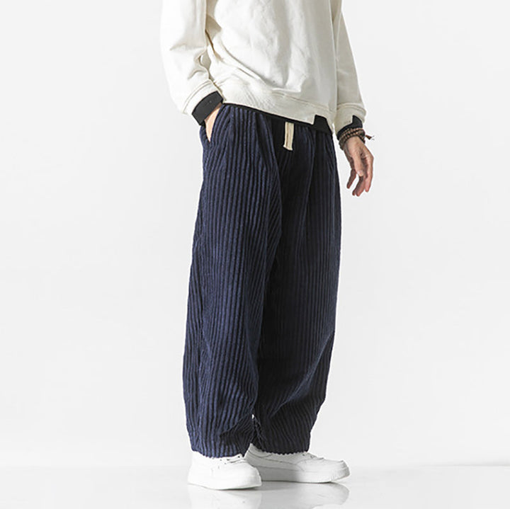 Pantalon bleu marine homme, élégant et décontracté, parfait pour la mode masculine urbaine moderne.