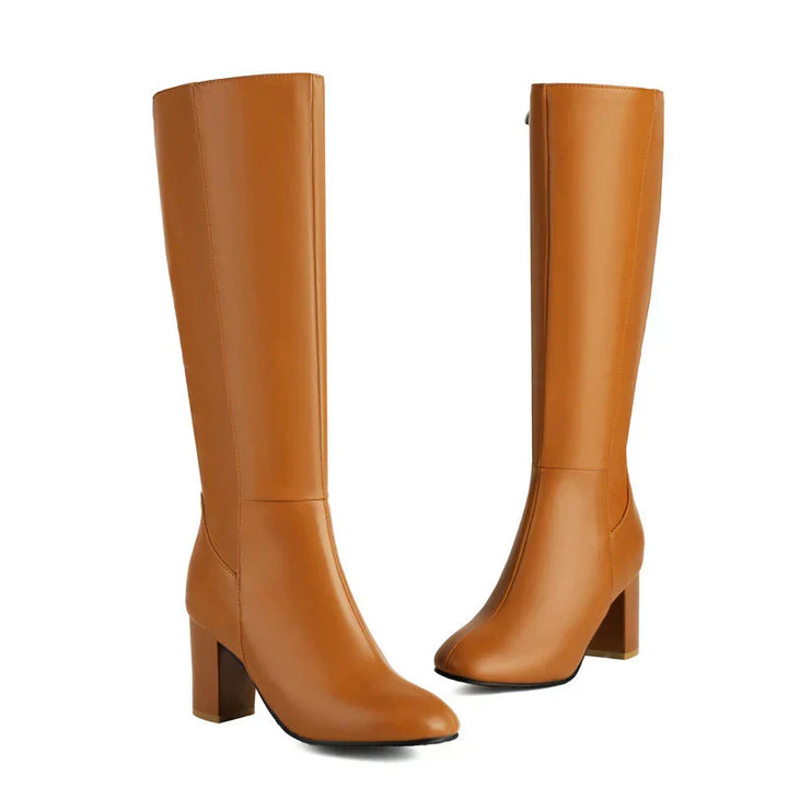 Bottes hautes femme noires, talon confortable, parfaites pour l'hiver. Bottes élégantes et tendance mode femme.