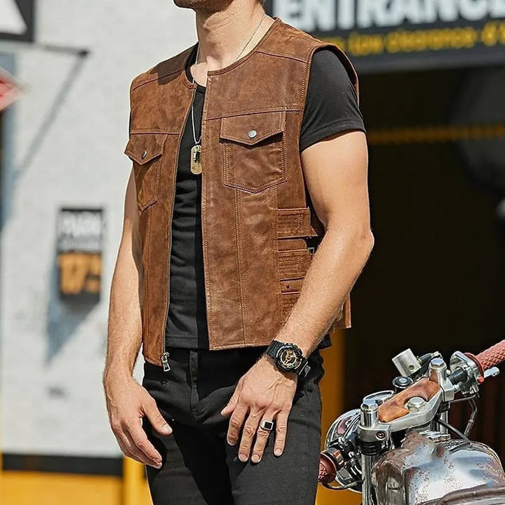 Gilet en cuir noir homme, style robuste et fonctionnel. Idéal pour un look casual chic moderne.
