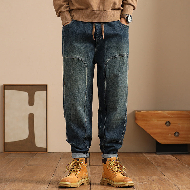 Pantalon large bleu, vêtement homme moderne, offrant confort et style urbain décontracté élégant.
