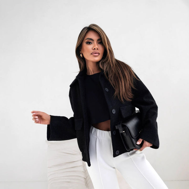 Manteau femme oversize chic, idéal pour une allure décontractée élégante. Veste mi-saison avec boutonnage.