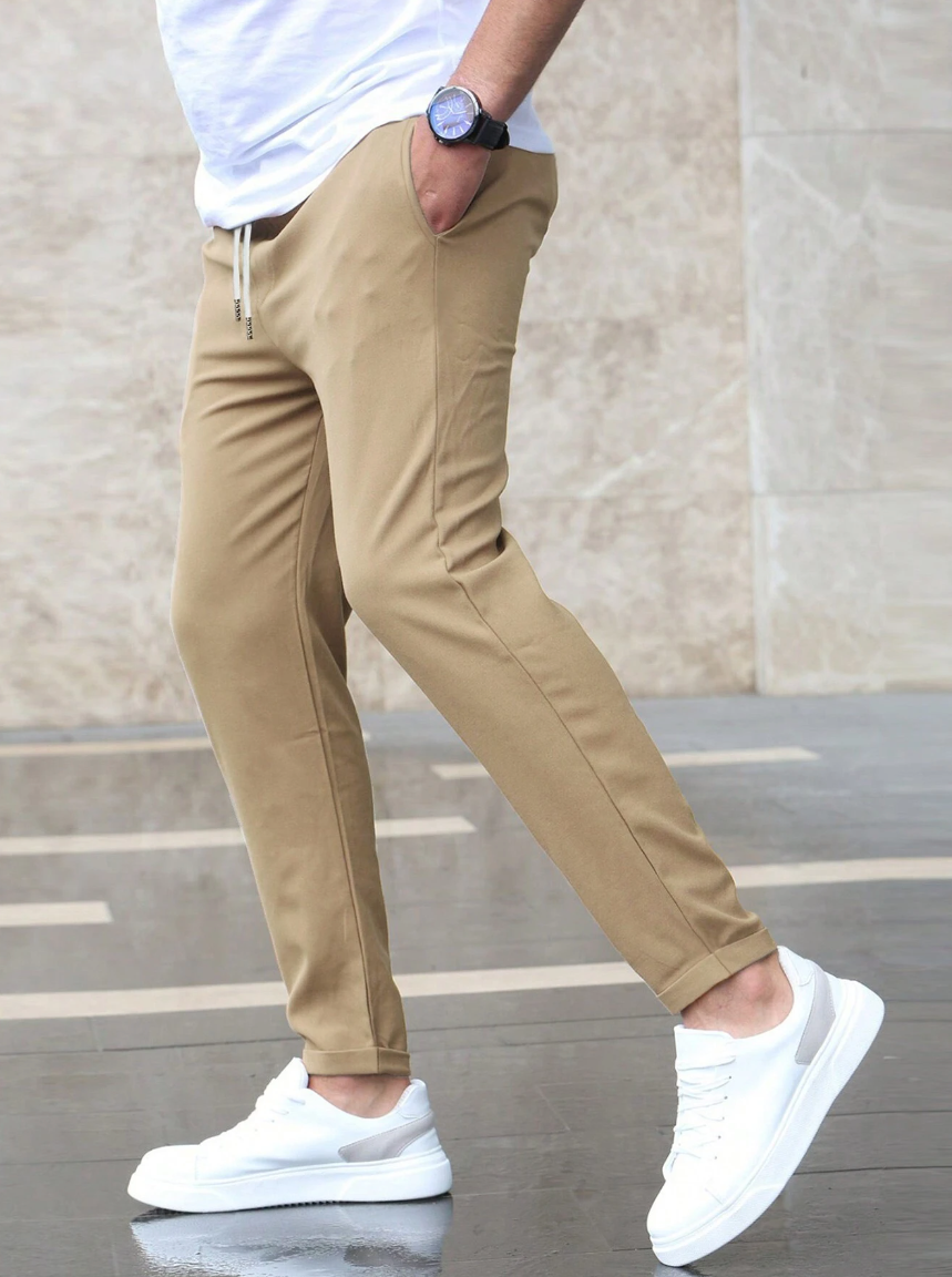 Jogging slim fit homme, vêtement moderne et ajusté pour sport, loisirs ou tenue décontractée.
