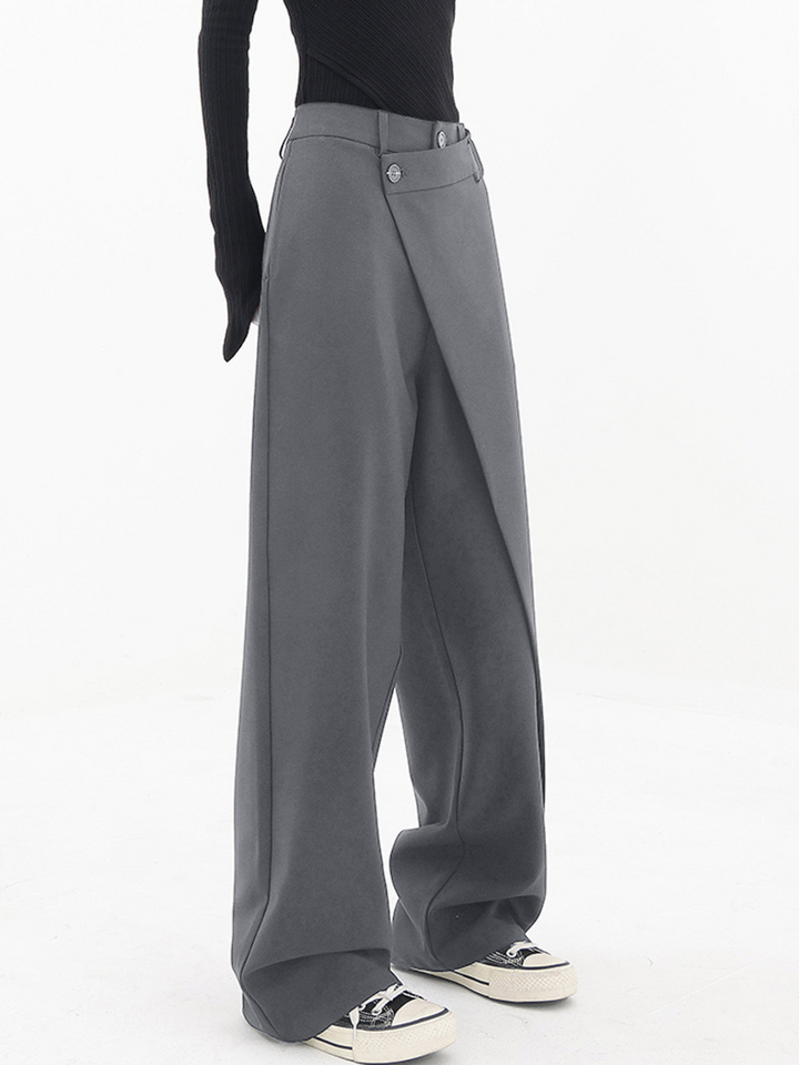 Gros plan sur la coupe asymétrique et le tissu du pantalon baggy femme, confort et tendance.