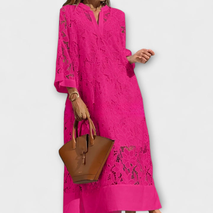Détail de la broderie Dahlia sur cette robe femme élégante. Style chic et floral pour le printemps.