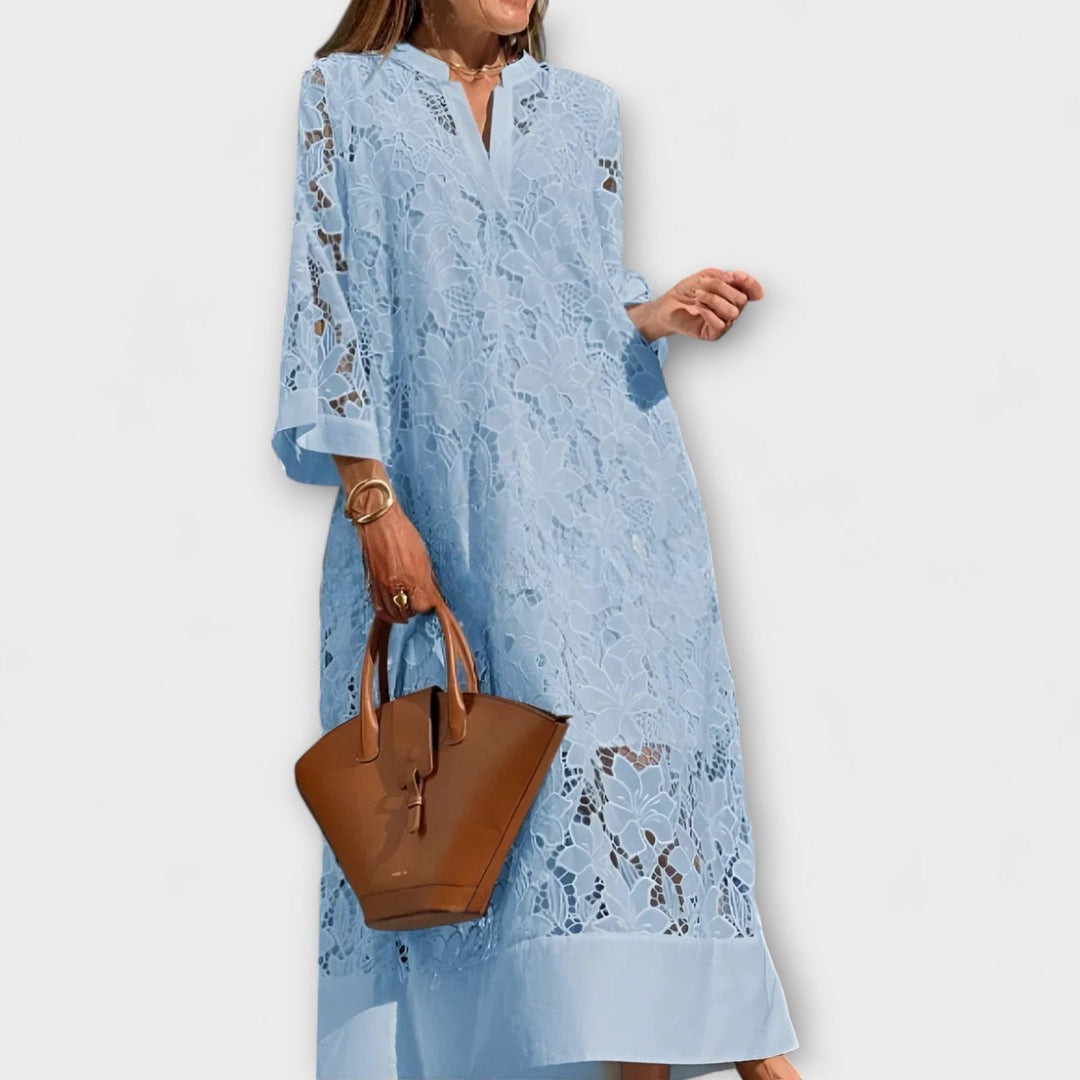 Robe d'été femme brodée Dahlia, confortable et chic. Idéale pour un look décontracté ou élégant.