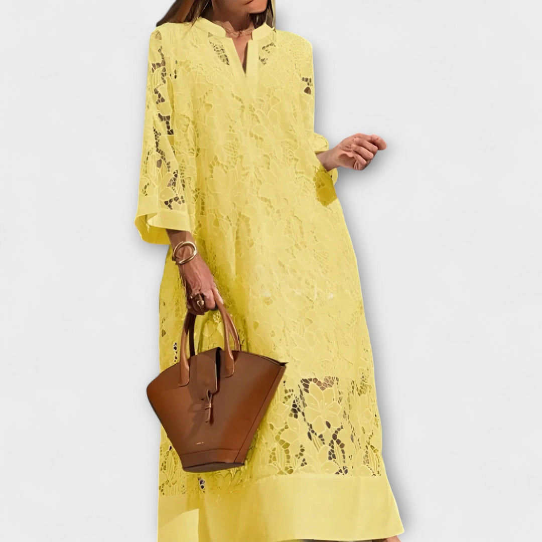 Robe ample pour femme brodée Dahlia, parfaite pour l'été et le printemps. Tissu confortable et léger.