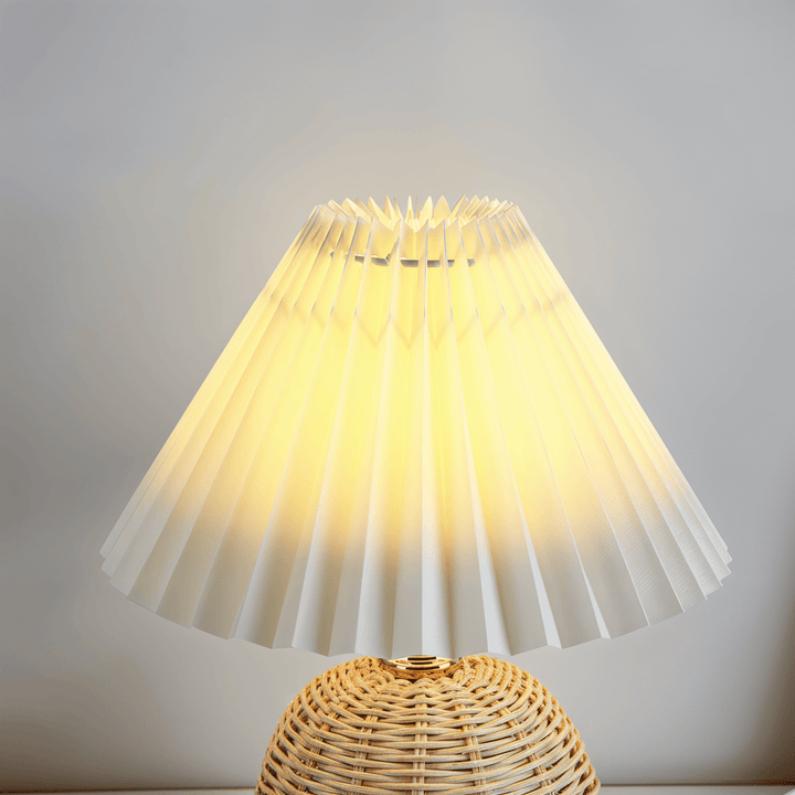 Éclairez votre intérieur avec cette lampe de table rétro en rotin plissé élégant.