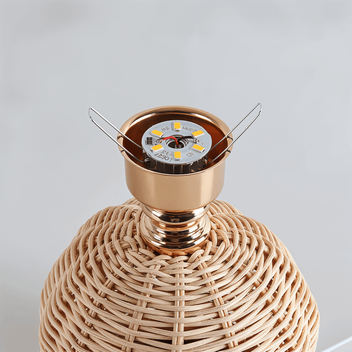 Lampe de table LED rétro, abat-jour en rotin plissé, lumière chaude pour chambre.