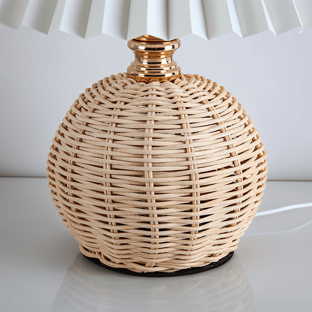 Lampe d'appoint rotin plissé, design rétro pour une décoration intérieure unique.