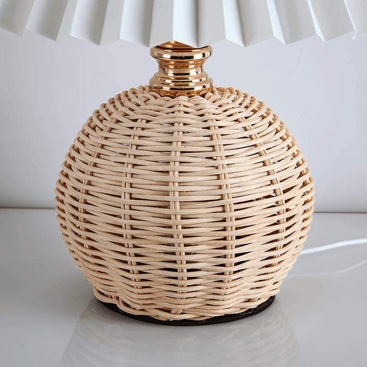 Lampe d'appoint rotin plissé, design rétro pour une décoration intérieure unique.