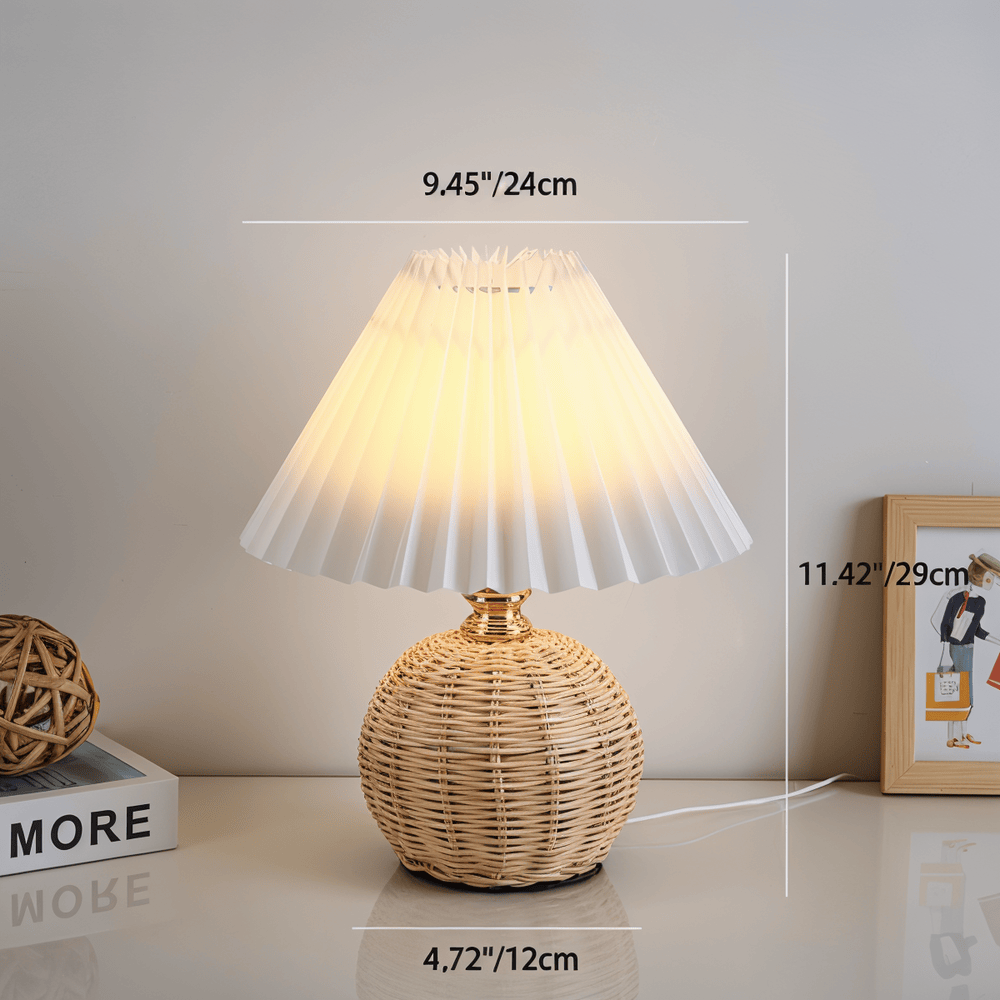 Lampe de salon design rétro en rotin plissé, élégance naturelle et lumière douce.