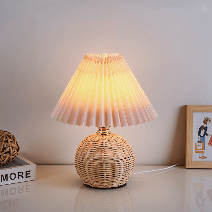 Lampe de chevet rotin plissé, style scandinave, élégance naturelle pour chambre.