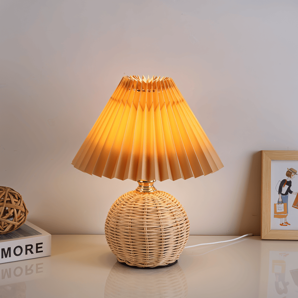 Lampe de bureau rétro en rotin, abat-jour plissé pour éclairage doux.