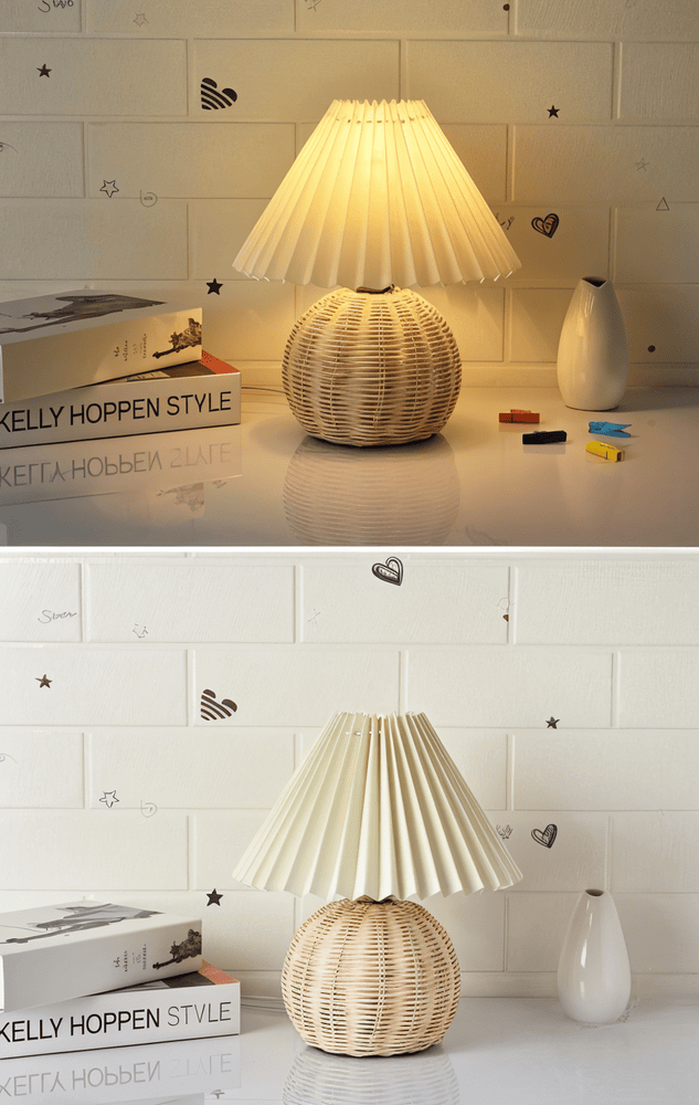 Lumière douce avec lampe de table rétro en rotin naturel plissé.
