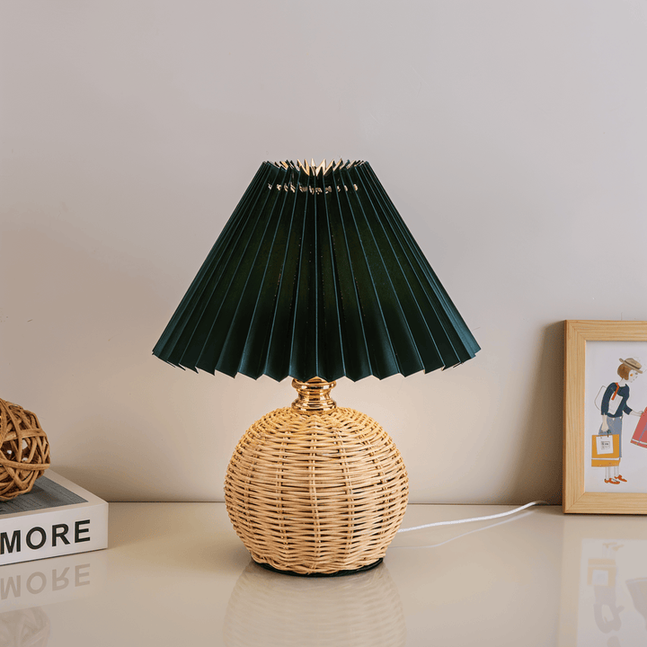 Lampe de salon en rotin naturel, abat-jour plissé, design rétro pour ambiance cosy.