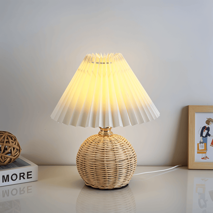 Ajout scandinave: lampe de table rétro en rotin plissé pour un intérieur cosy.
