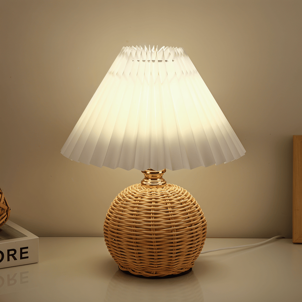 Bordslampa rétro en rotin plissé, parfait pour une décoration scandinave naturelle.