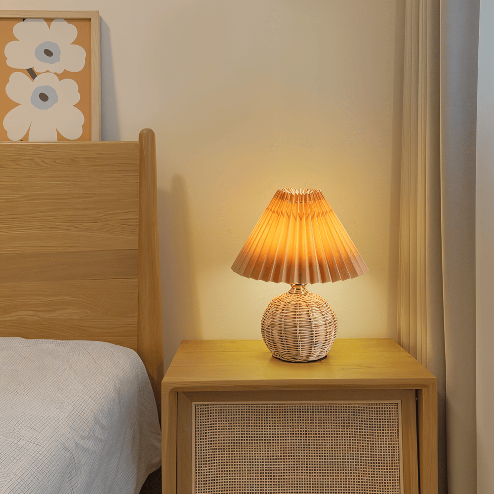 Lampe de table design rétro, abat-jour plissé en rotin pour ambiance chaleureuse.
