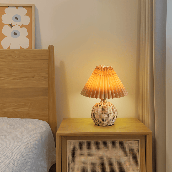 Lampe de table design rétro, abat-jour plissé en rotin pour ambiance chaleureuse.