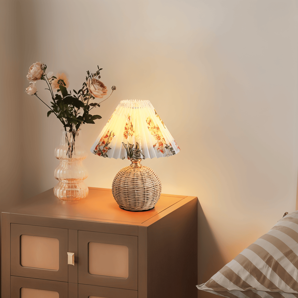 Touche rétro naturelle: lampe de table en rotin plissé pour salon moderne.