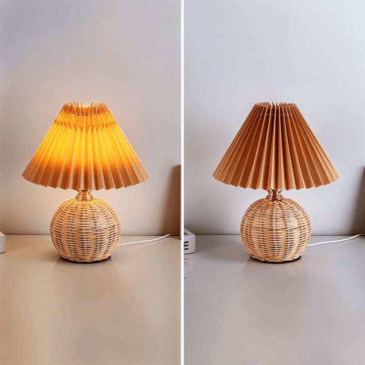 Style scandinave: lampe de table plissée en rotin, éclairage doux et naturel.