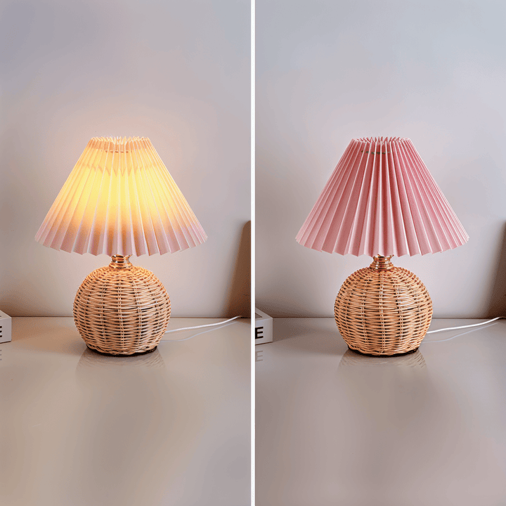 Lampe de table rétro élégante, rotin plissé, pour salon ou chambre à coucher.