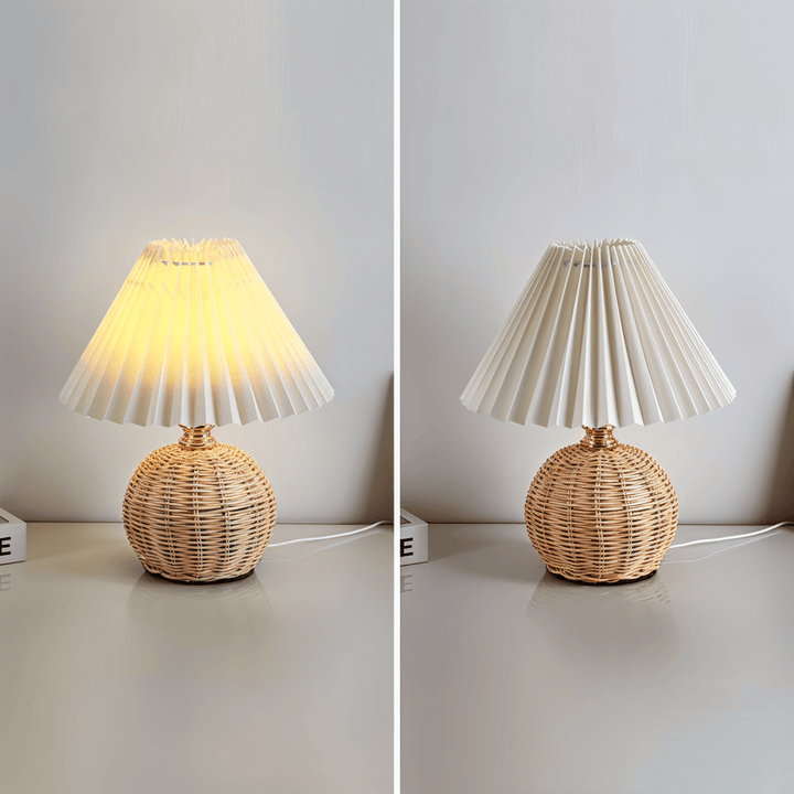Décoration vintage: lampe de table en rotin plissé, lumière d'ambiance rétro.