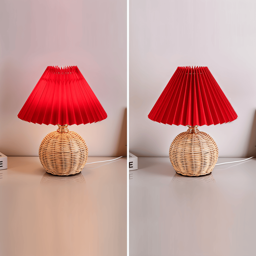 Lampe de table en rotin, abat-jour plissé, design rétro pour une touche naturelle.