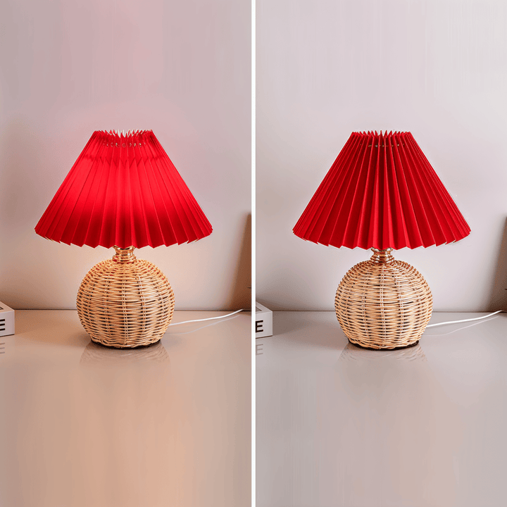 Lampe de table en rotin, abat-jour plissé, design rétro pour une touche naturelle.