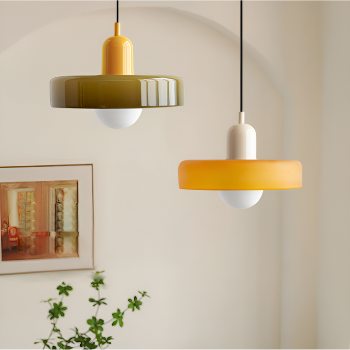 Éclairage intérieur design, lustre suspension verre coloré, ambiance chaleureuse.