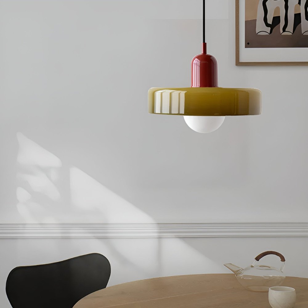 Lustre suspension en verre, ajustable, apporte un éclat coloré à votre espace.