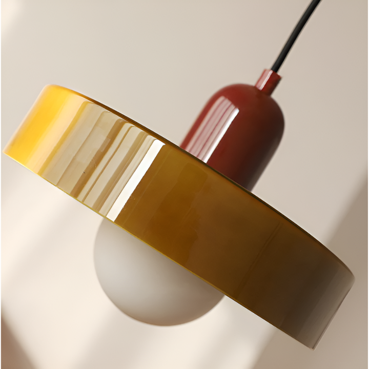 Suspension verre ajustée, met en valeur votre salon avec un éclairage moderne.