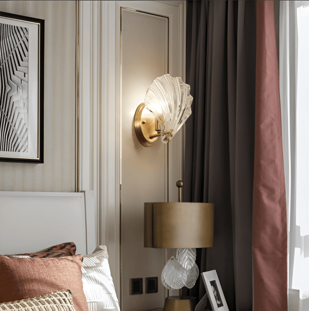 Lampe murale en verre texturé, design minimaliste pour un éclairage d'ambiance chaleureux.