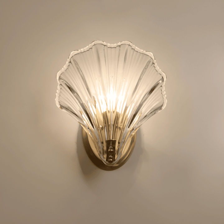 Applique murale minimaliste en verre et laiton, design moderne pour éclairage intérieur élégant.