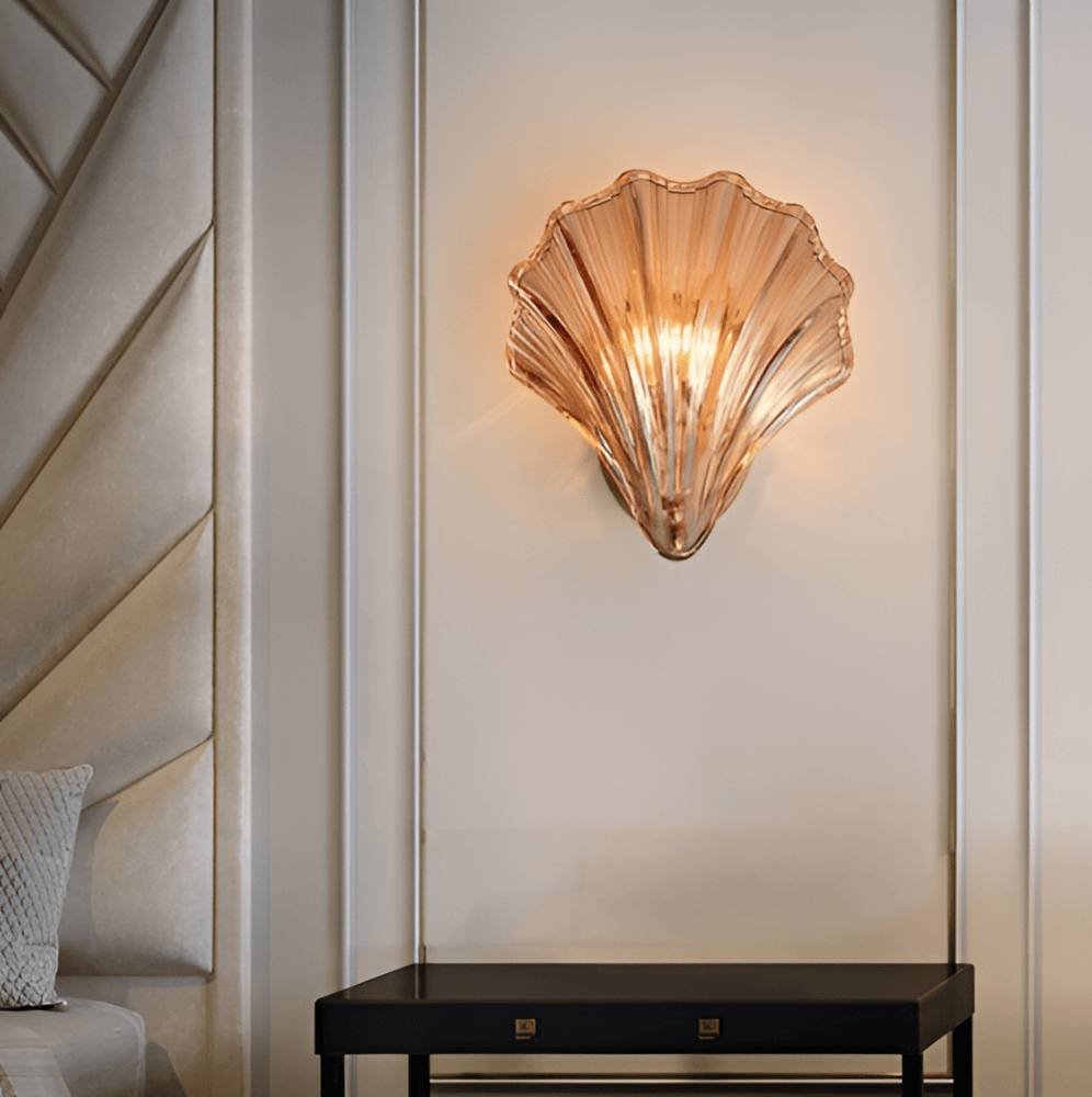 Lampe murale en laiton et verre, éclairage intérieur pour une décoration chic et intemporelle.