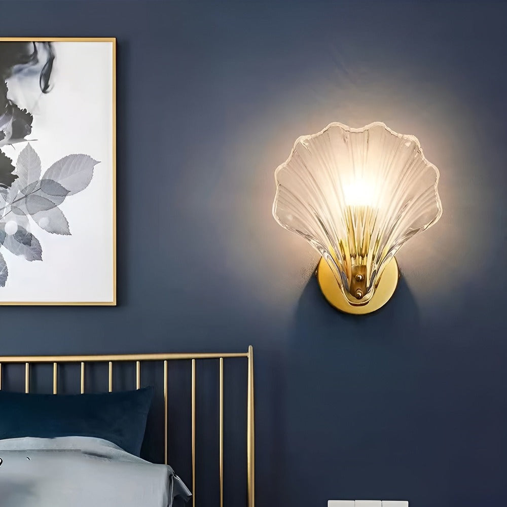 Applique en verre clair et laiton, design moderne pour un éclairage mural intérieur.