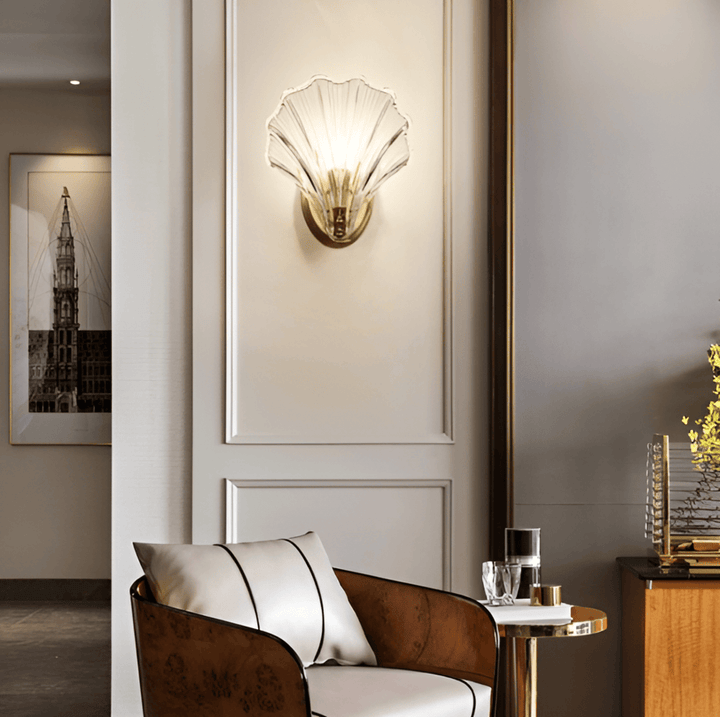 Applique murale de décoration en verre, design épuré et laiton, pour un intérieur contemporain.