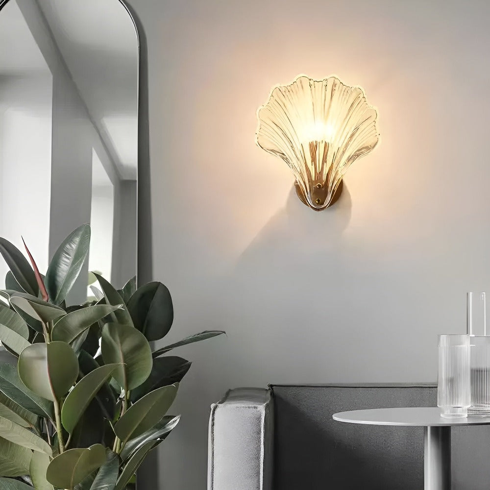 Applique murale moderne en verre et laiton, éclairage intérieur pour un style élégant et épuré.