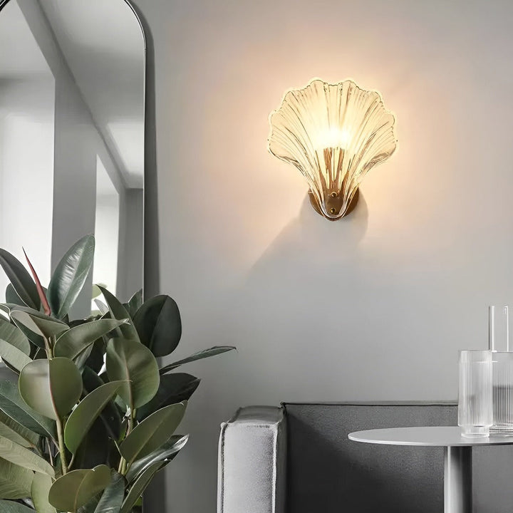 Applique murale moderne en verre et laiton, éclairage intérieur pour un style élégant et épuré.