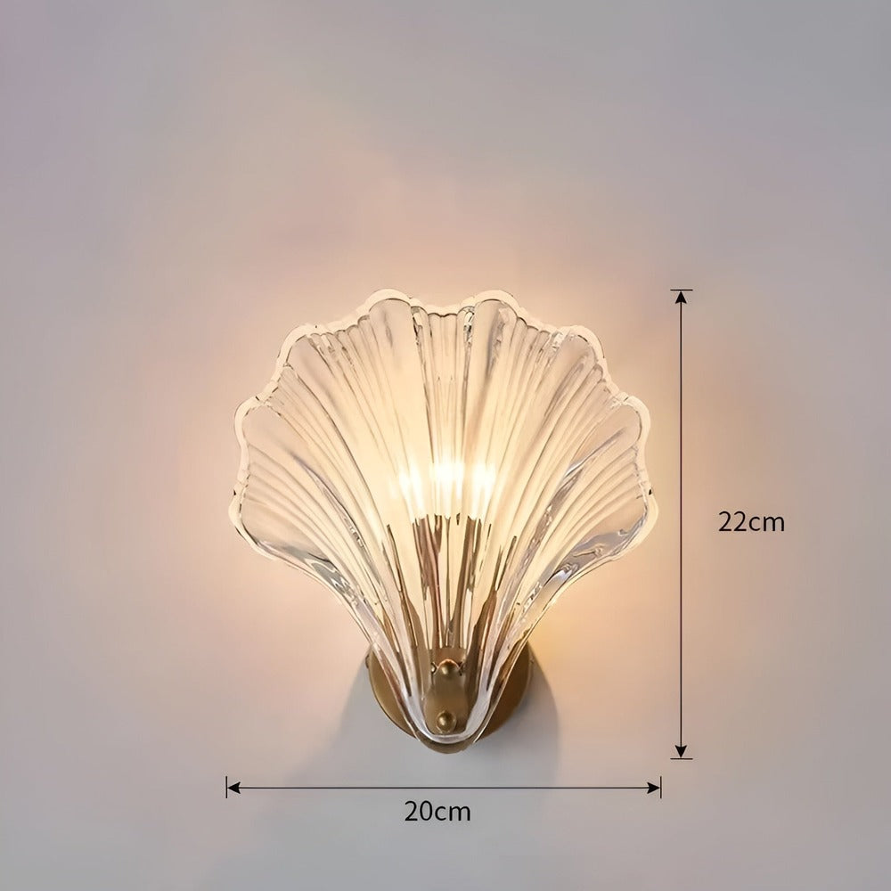 Lampe murale minimaliste avec abat-jour en verre, éclairage intérieur au style côtier raffiné.